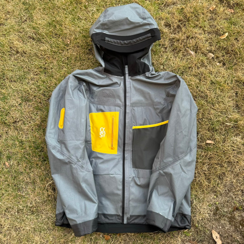 Jaqueta Arc'teryx Alpha SV 7 - Preto e Dourado