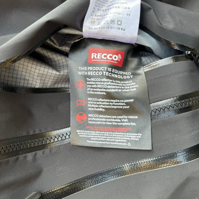 Jaqueta Arc'teryx Alpha SV 7 - Preto e Dourado