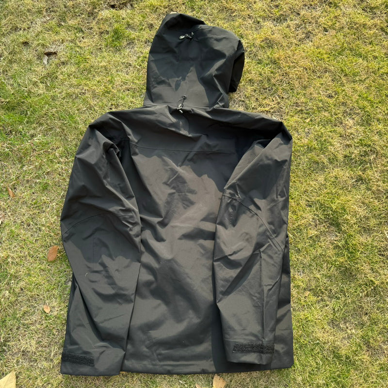 Jaqueta Arc'teryx Alpha SV 7 - Preto e Dourado