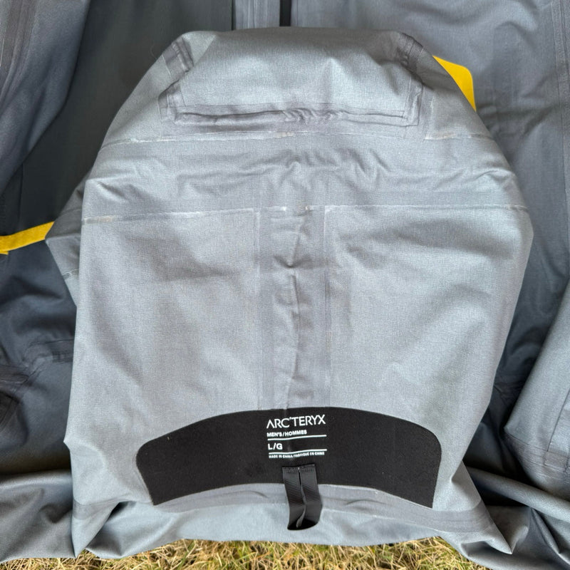 Jaqueta Arc'teryx Alpha SV 7 - Preto e Dourado
