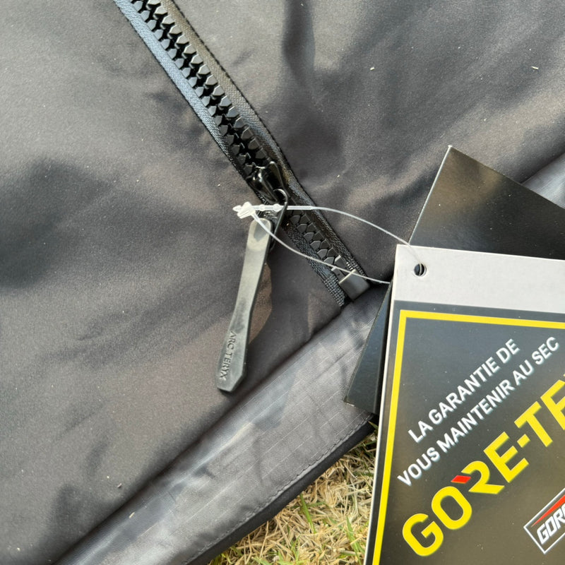 Jaqueta Arc'teryx Alpha SV 7 - Preto e Dourado