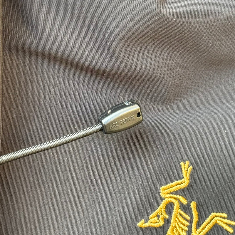 Jaqueta Arc'teryx Alpha SV 7 - Preto e Dourado