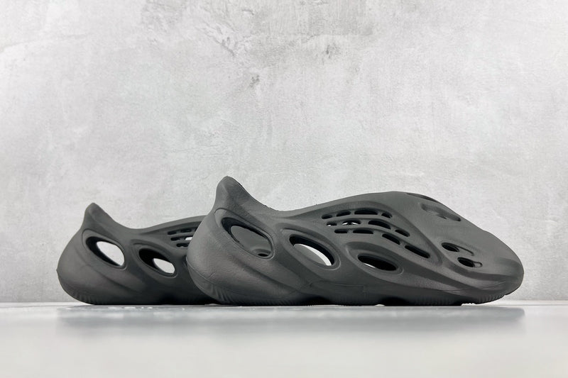 Adidas Yeezy Foam Runner "Carbon"