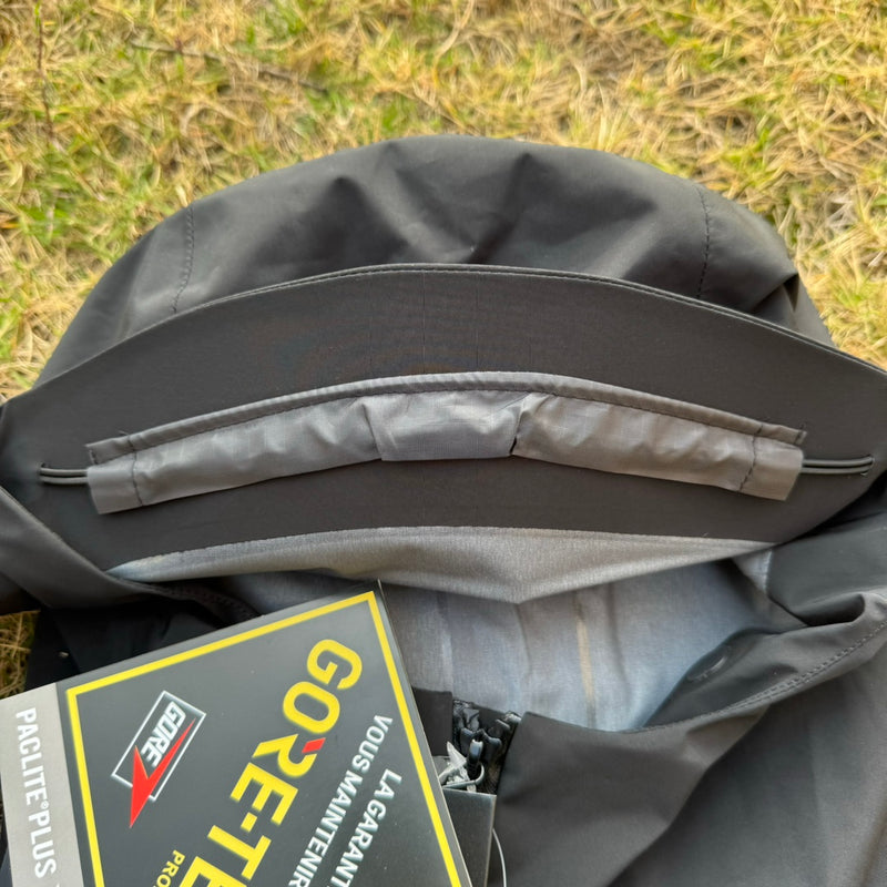 Jaqueta Arc'teryx Alpha SV 7 - Preto e Dourado