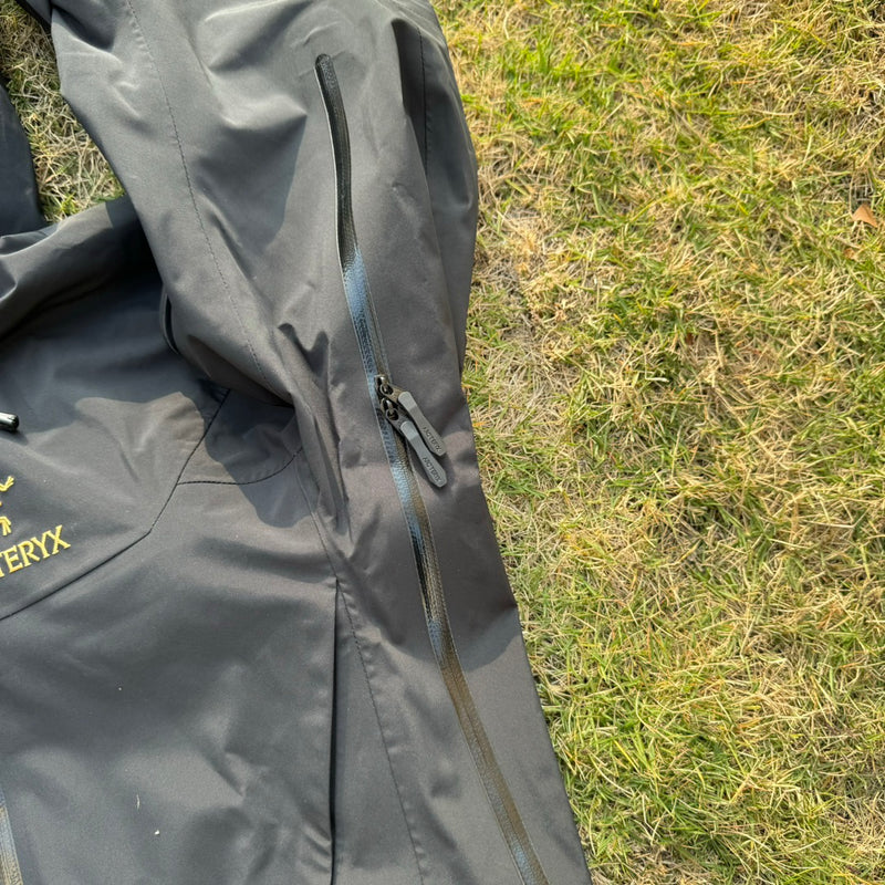 Jaqueta Arc'teryx Alpha SV 7 - Preto e Dourado